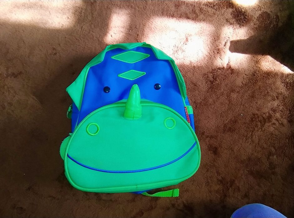 Яркий и удобный детский рюкзак Skip Hop Zoo «Динозавр»