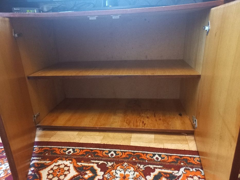 Тумбочка бу  та стінка в нормальному стані