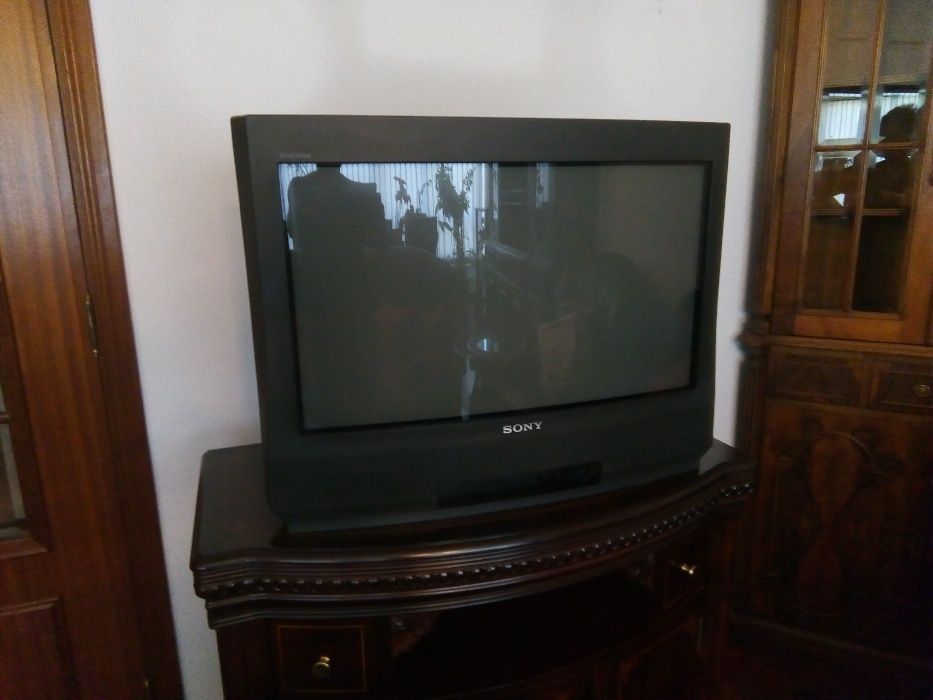 Televisão Sony Trinitron 67cm com comando