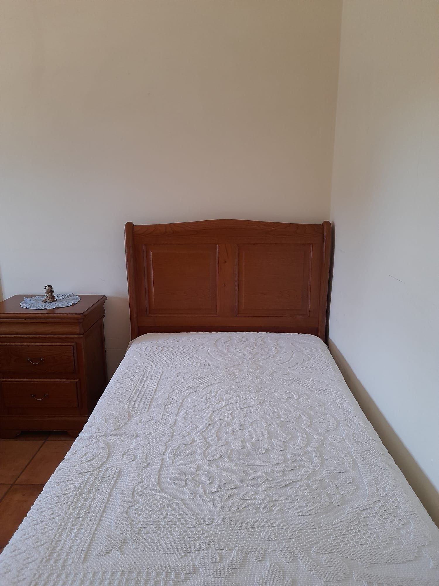 Conjunto de 2 camas de solteiro + mesa cabeceira
