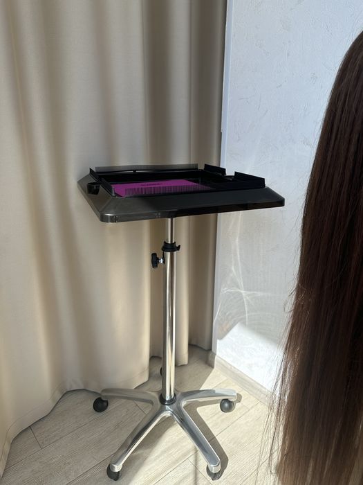 Столик для нарощення волосся на колесах