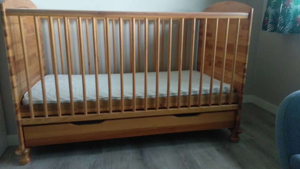 Drewniane łóżeczko niemowlęce 140x70 + materac + szuflada