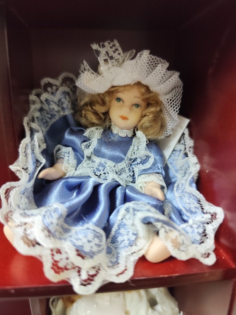 Bonecas de louça de coleção com expositor