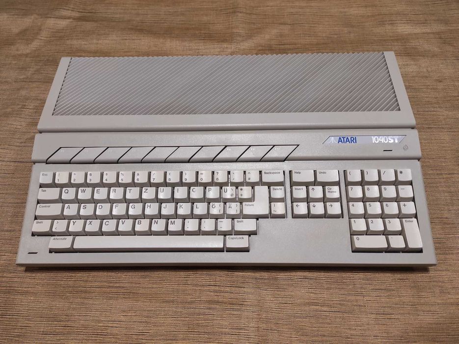 Atari 1040STF w bardzo ładnym stanie. Wersja Red Led!