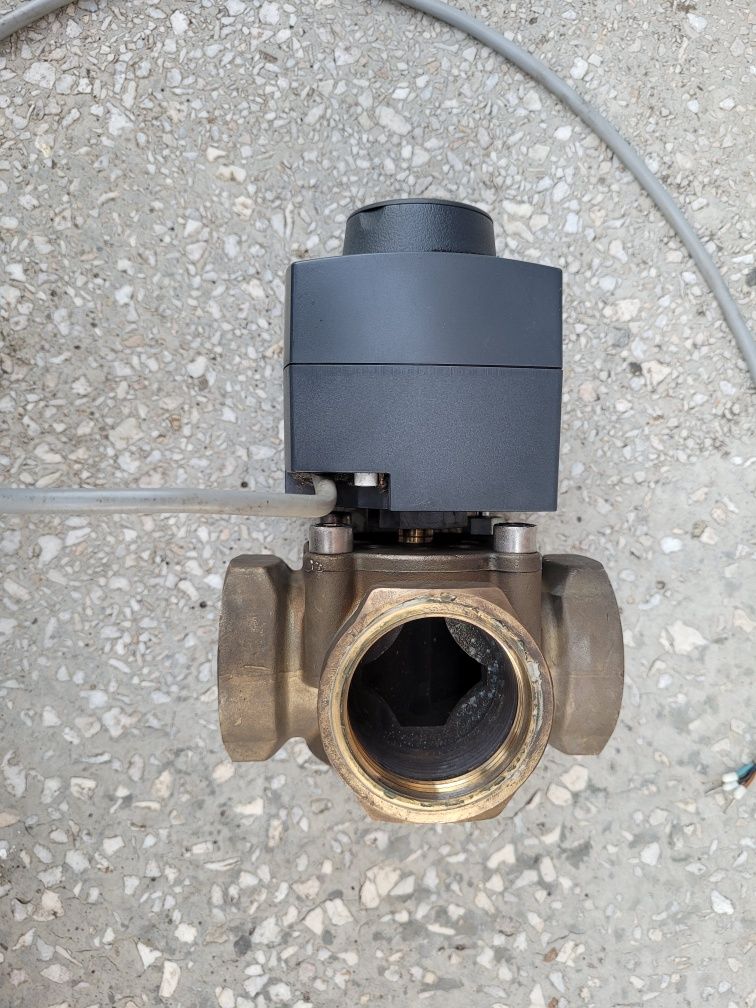 Siłownik zaworu Afriso ARM343 z zaworem 6/4''