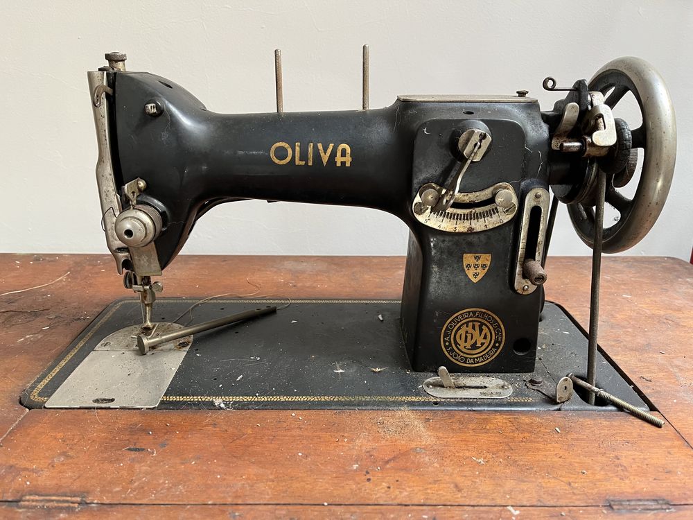Máquina de costura Oliva com mesa