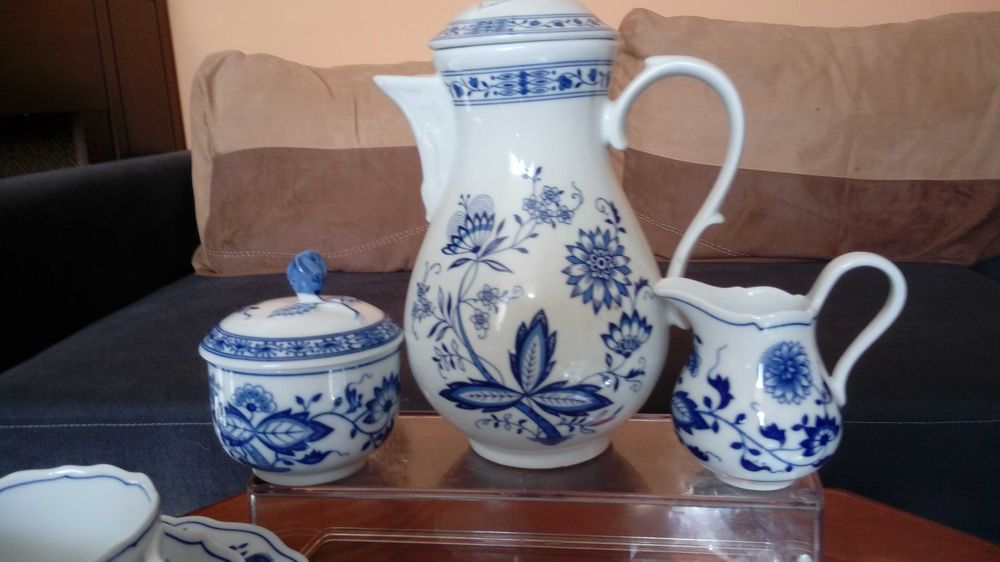 Porcelana,wzór cebulowy,kolekcja,filiżanki,zestaw,talerze