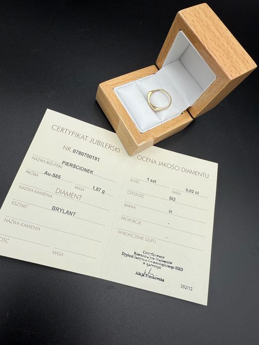 Złoty pierścionek z diamentem Apart