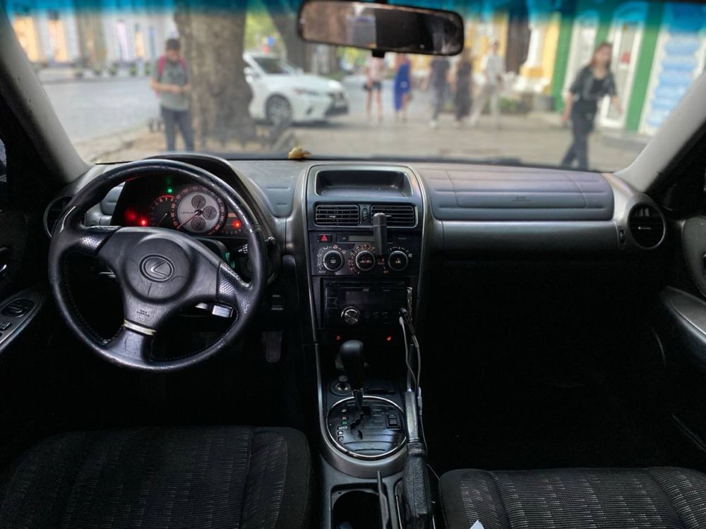 Lexus is 200 1999 2.0