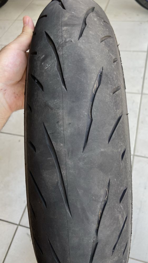 Pneu Bridgestone Battlax S23 — 120/70 ZR17 — DOT 5123