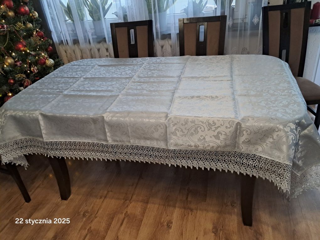 Duży elegancki obrus