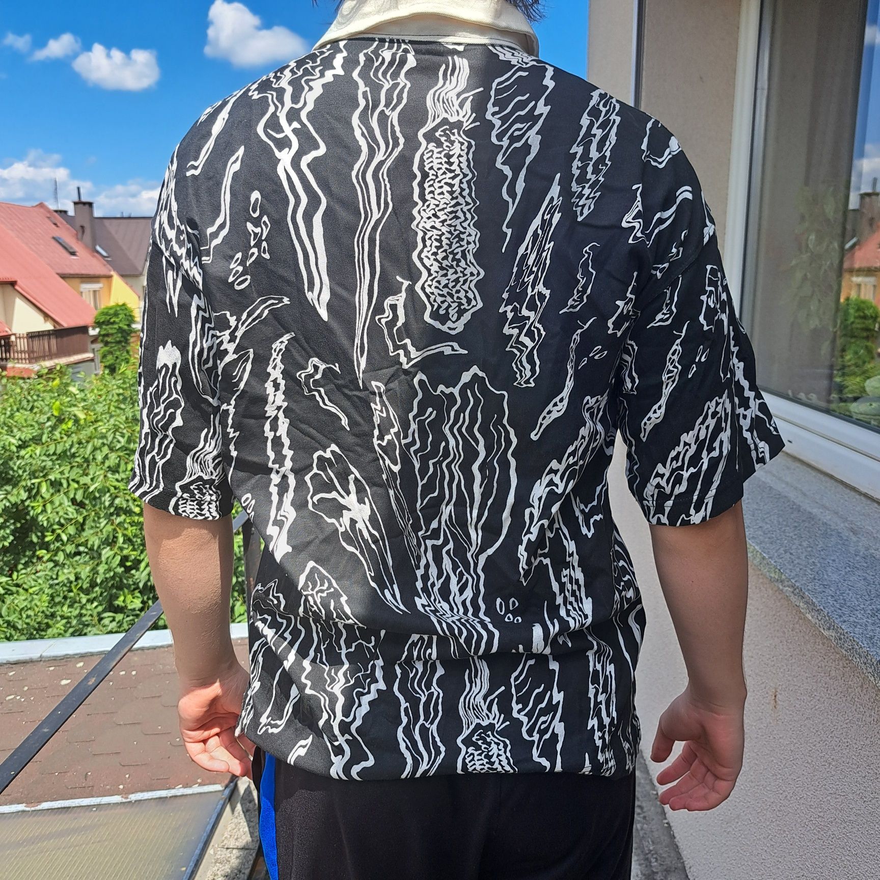 Koszulka H&M z abstrakcyjnym wzorem
