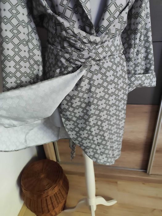 Elegancka wzorzysta sukienka r.46