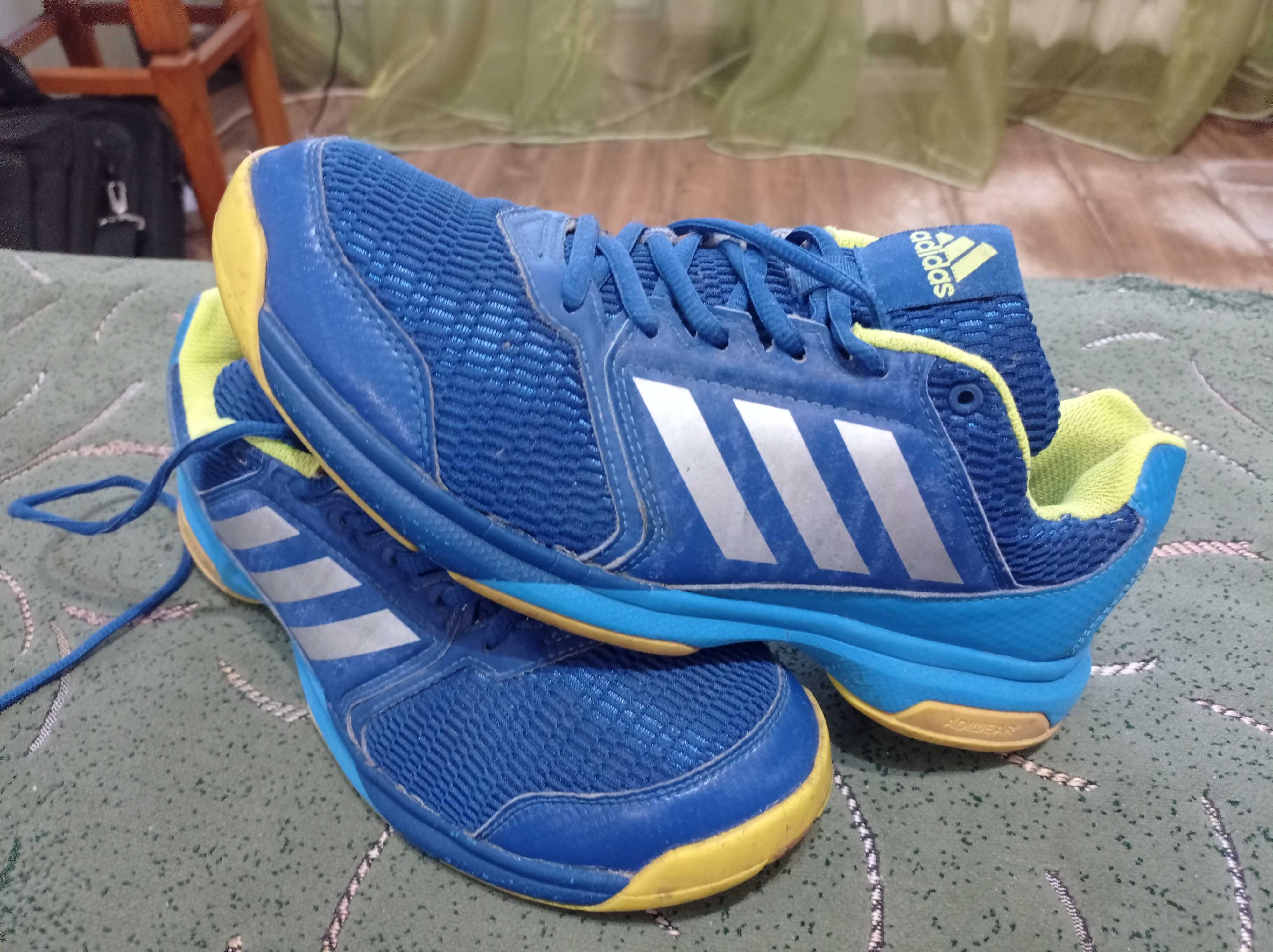 Кроссовки Adidas (оригинал) фирменные размер-40 стелька- 25,5см.