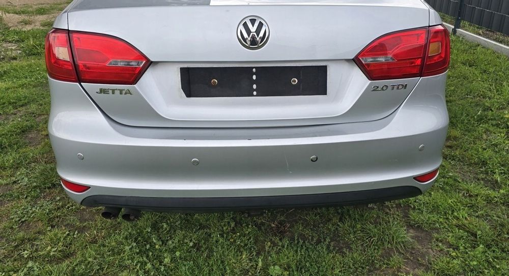 Задній бампер Volkswagen Jetta 6 2010-2018 LA7W під парктроніки