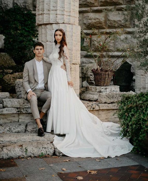 Королівська весільна сукня S-M зі шлейфом, який може трансформуватись