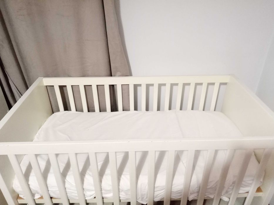 Berço ajustável com gavetas