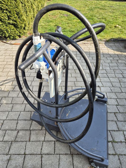 Wózek z pompą do transportu beczek