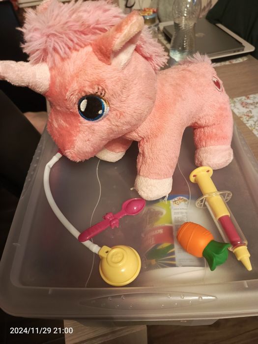 Pluszak zabawka jednorożec interaktywny weterynarz lekarz u lekarza