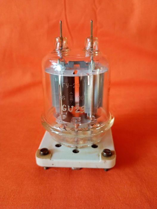 Lampa GU 29 z podstawką