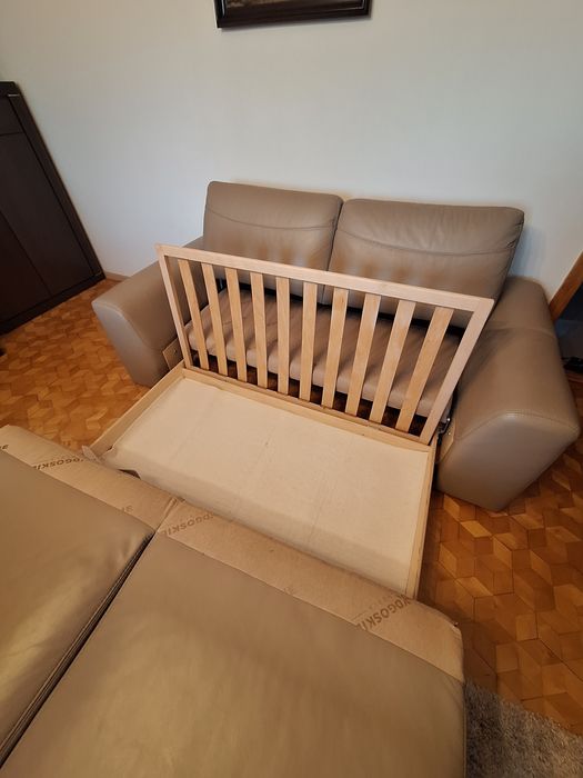 Sofa skórzana z funkcją spania i pojemnikiem na posciel. Kolor beżowy.