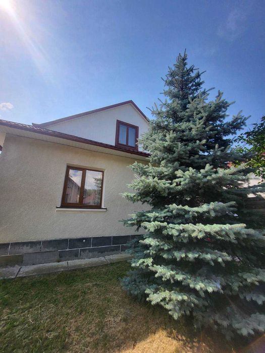 Продаж гарного будинку з земельною ділянкою в центрі Яремче!