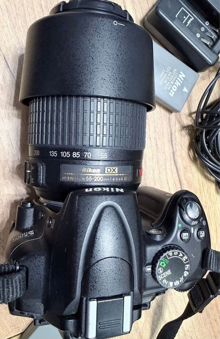 Aparat, lustrzanka Nikon D5000 z obiektywem 18-55 mm oraz 55-200