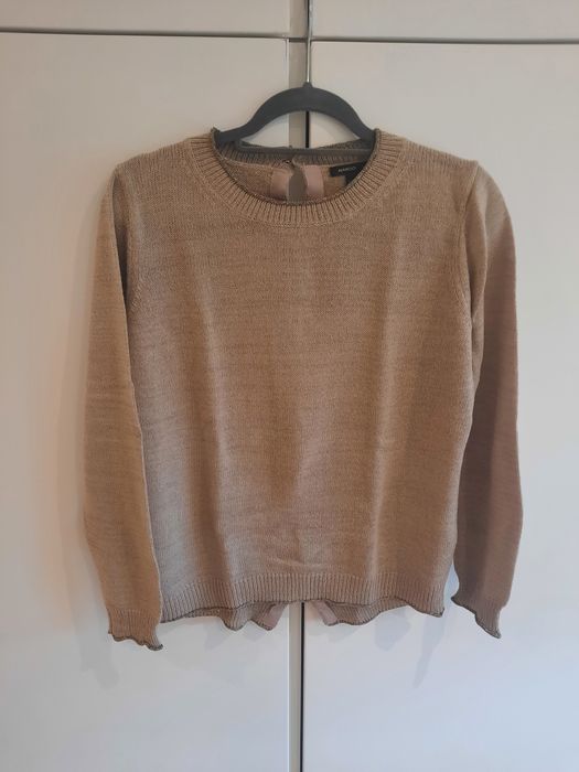 Camisola bege dourado com botões nas costas