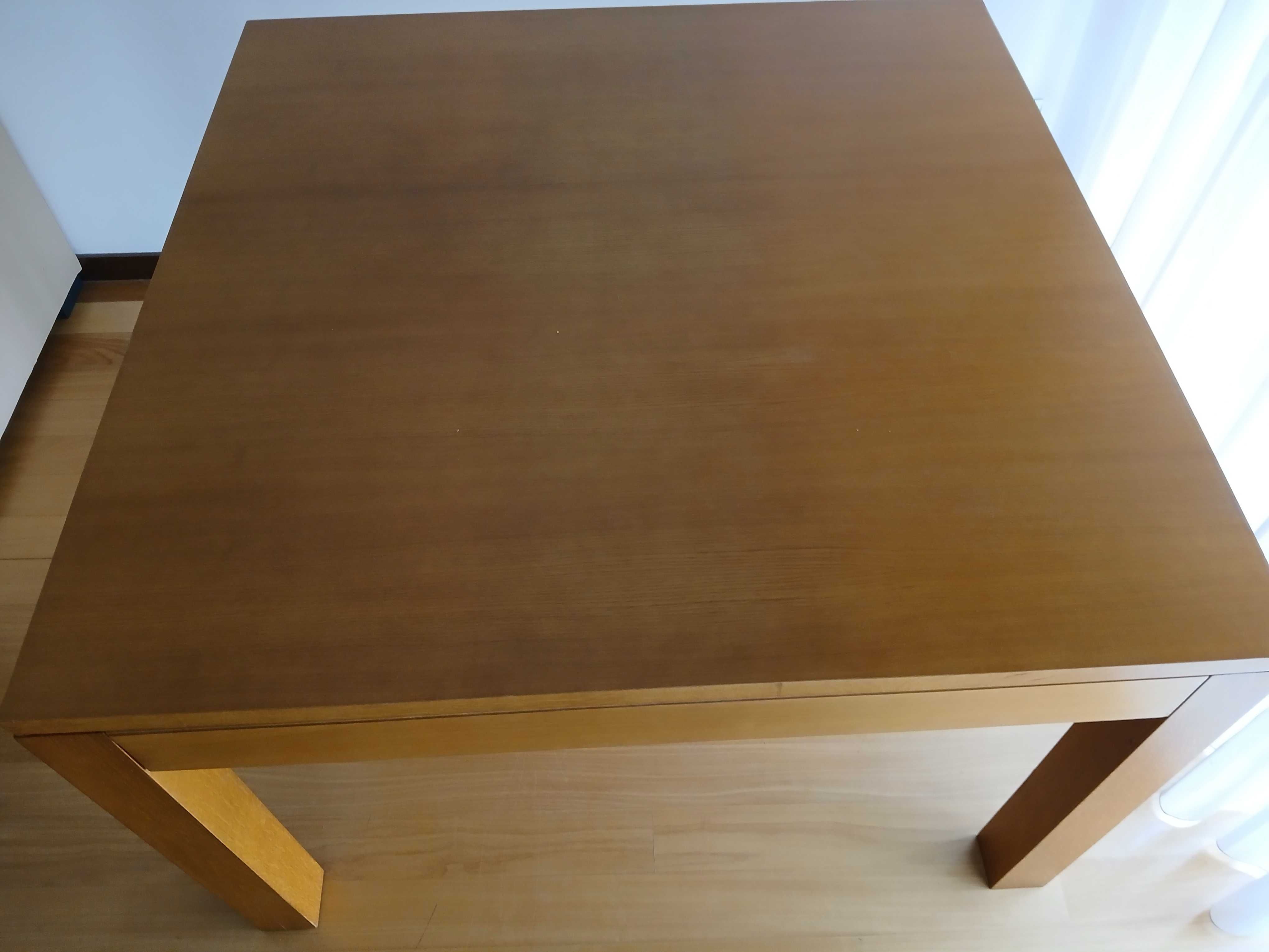 Mesa de sala de jantar em cerejeira