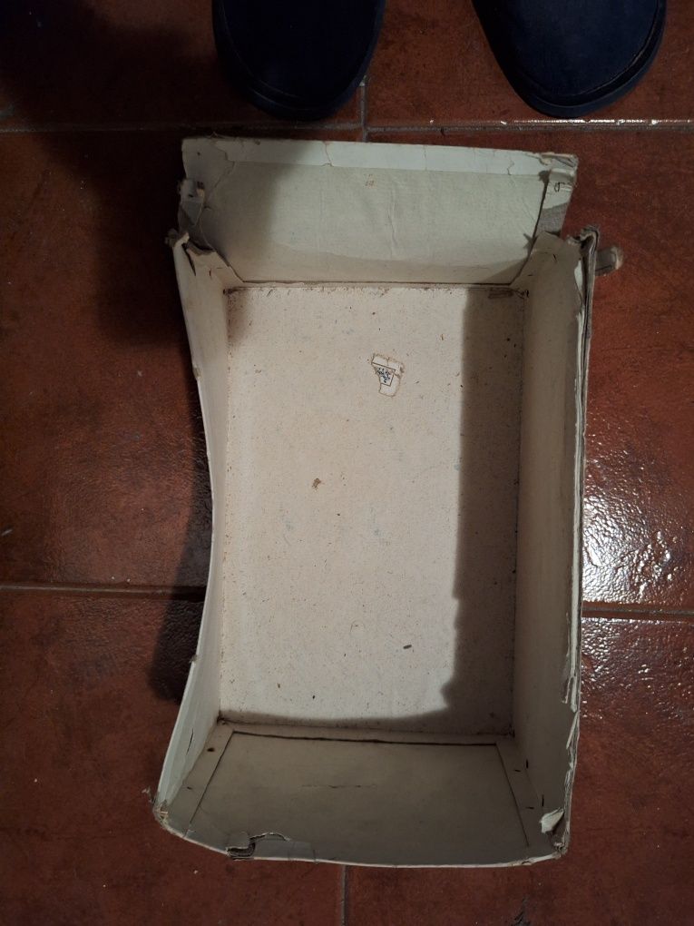 Caixa antiga de bombons de rhum Regina - publicidade antiga