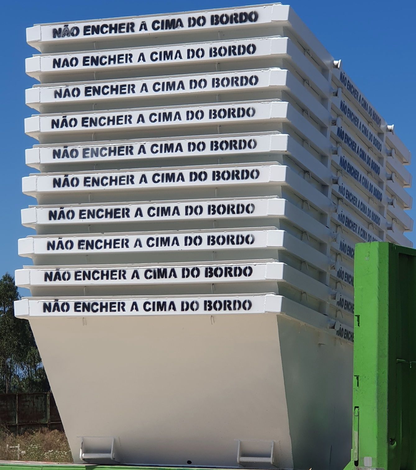 CARRINHAS e CONTENTORES para recolha de todo o tipo de entulho e lixo