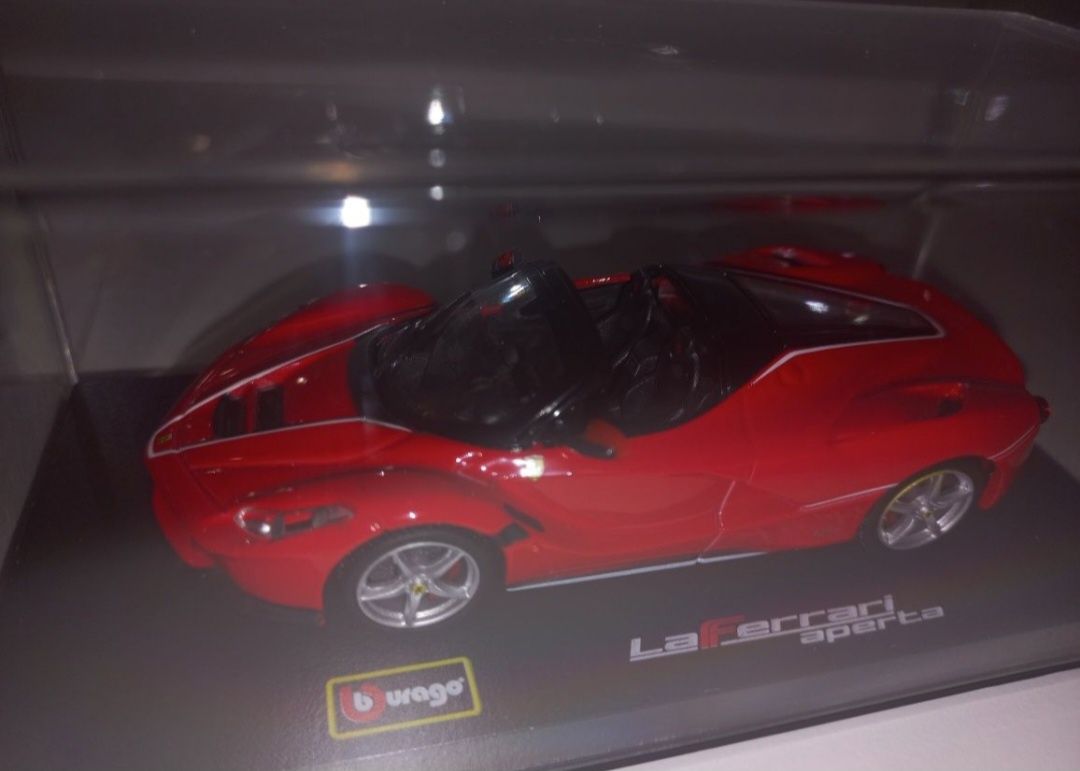 Bburago Ferrari Laferrari aperta czerwone, pod kloszem, skala 1:43.