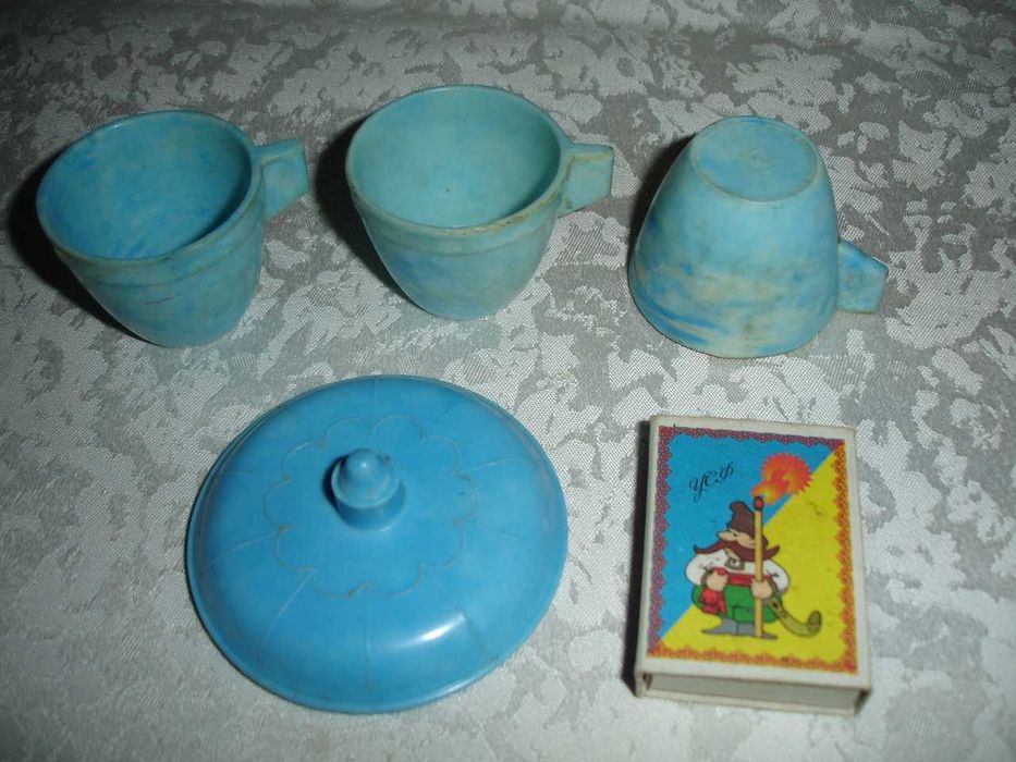 ІГРАШКИ - НАБІР посуду; термометр і шприц; МАШИНКИ; гирка. РЕТРО