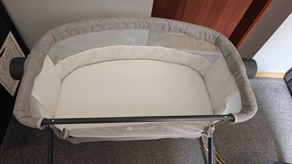 Łóżeczko dostawka Kinderkraft dla niemowlaka, z funkcją bujania. BDB