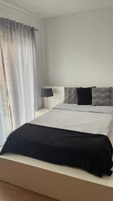 Cama de solteiro lacada branca