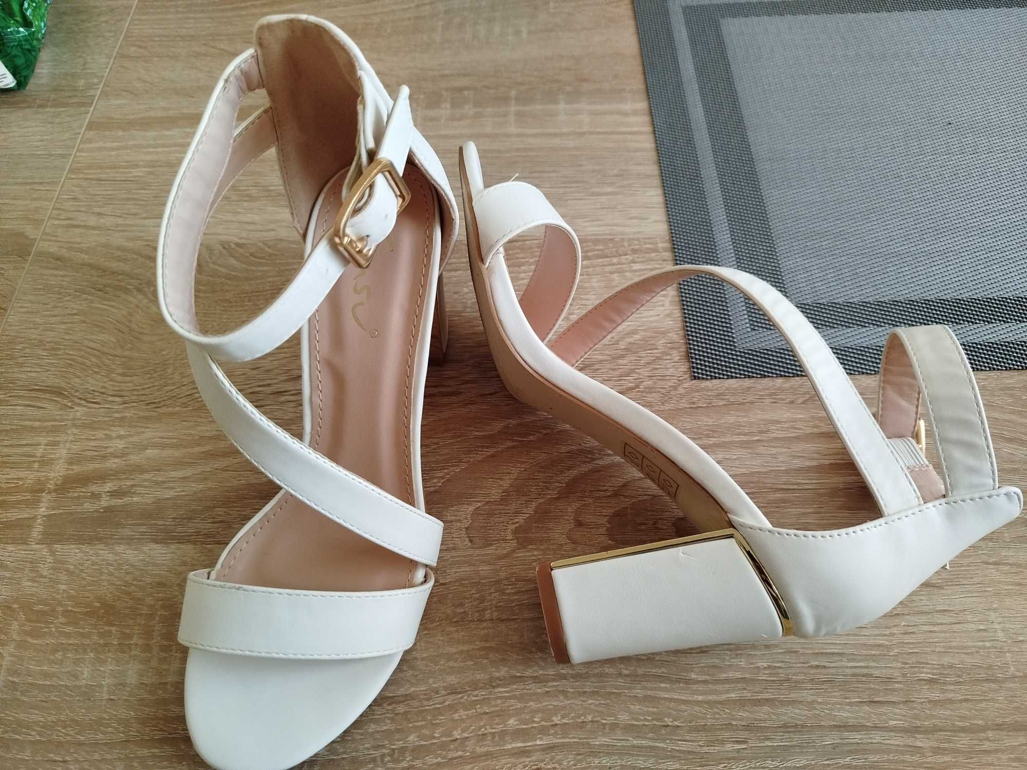 Eleganckie buty na słupku białe