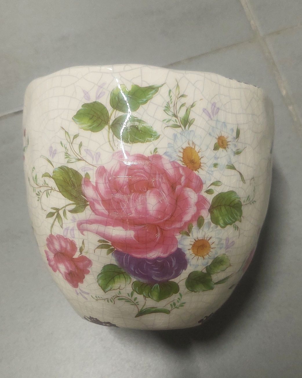 X. śliczna ceramiczna doniczka z dekoracją kwiatową.
Wymiary 12x13 cm.
