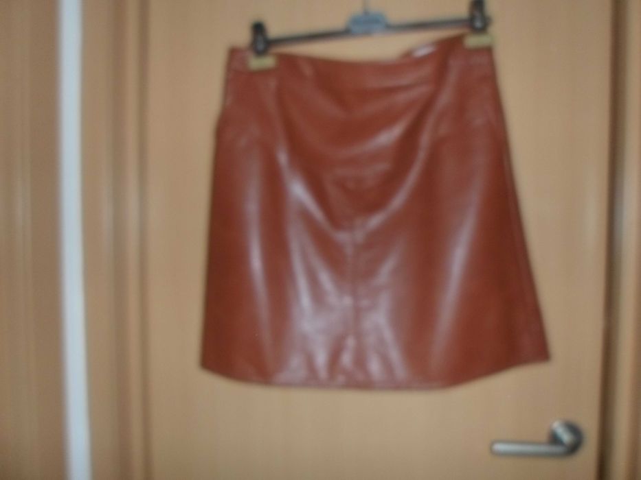 saia nova em pele com etiqueta  com bolsos