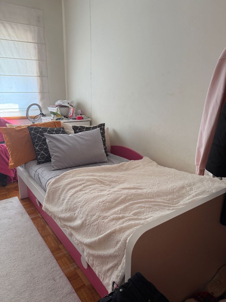 Cama estudio (btanca e rosa ) com nuvem de lado