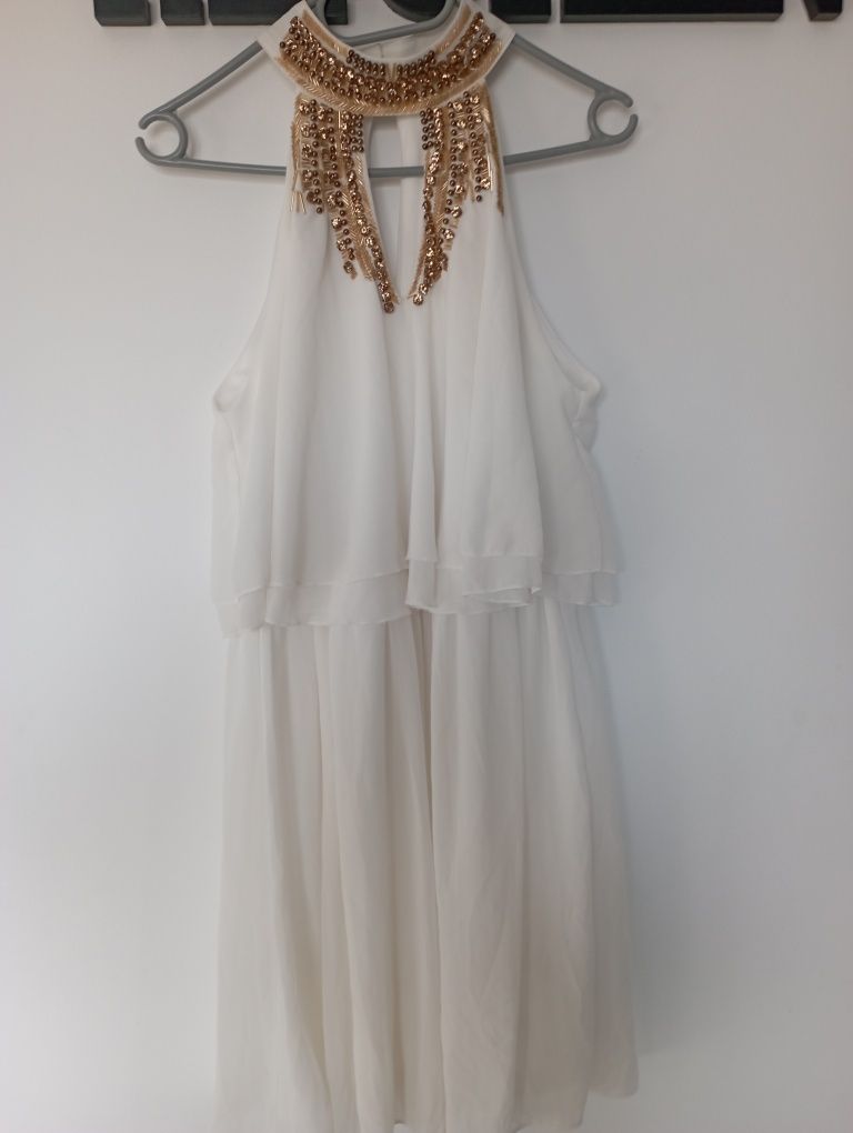 Śliczna biała sukienka ze zdobieniami
