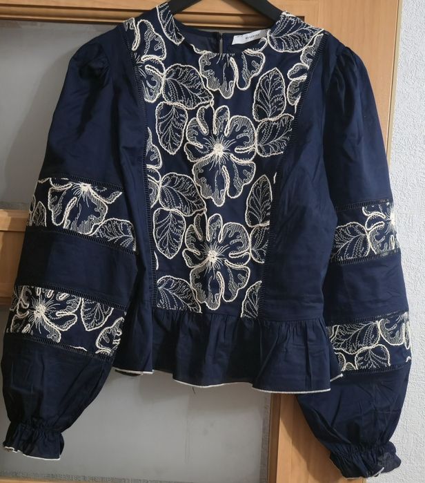 Bluzka z haftem w kwiaty