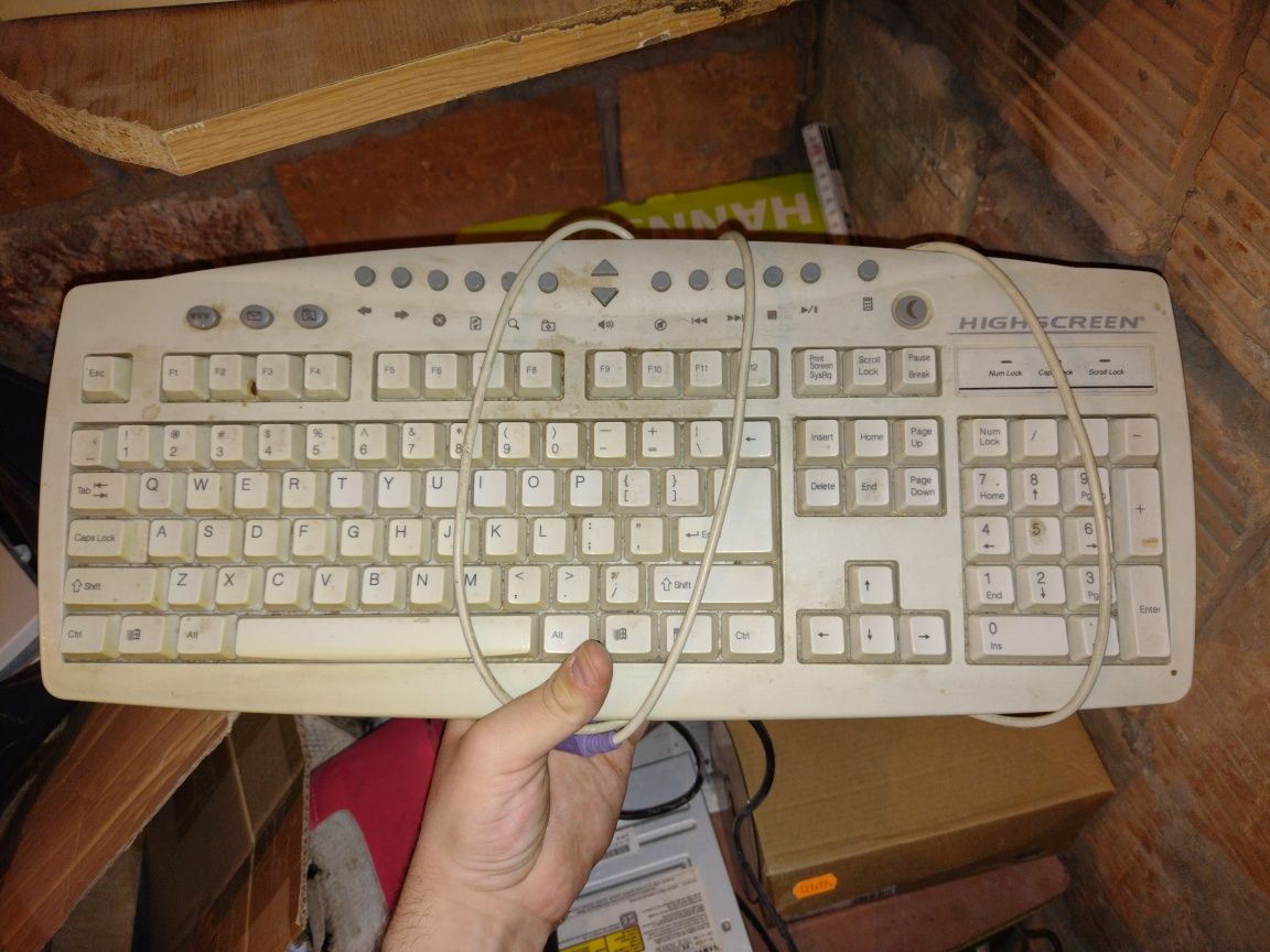 Stary komputer z Intel celeron