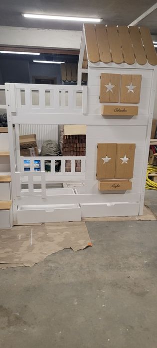 Łóżko piętrowe domek