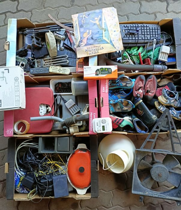 Komplet artykułów wygrzebanych w domu. Wrocław