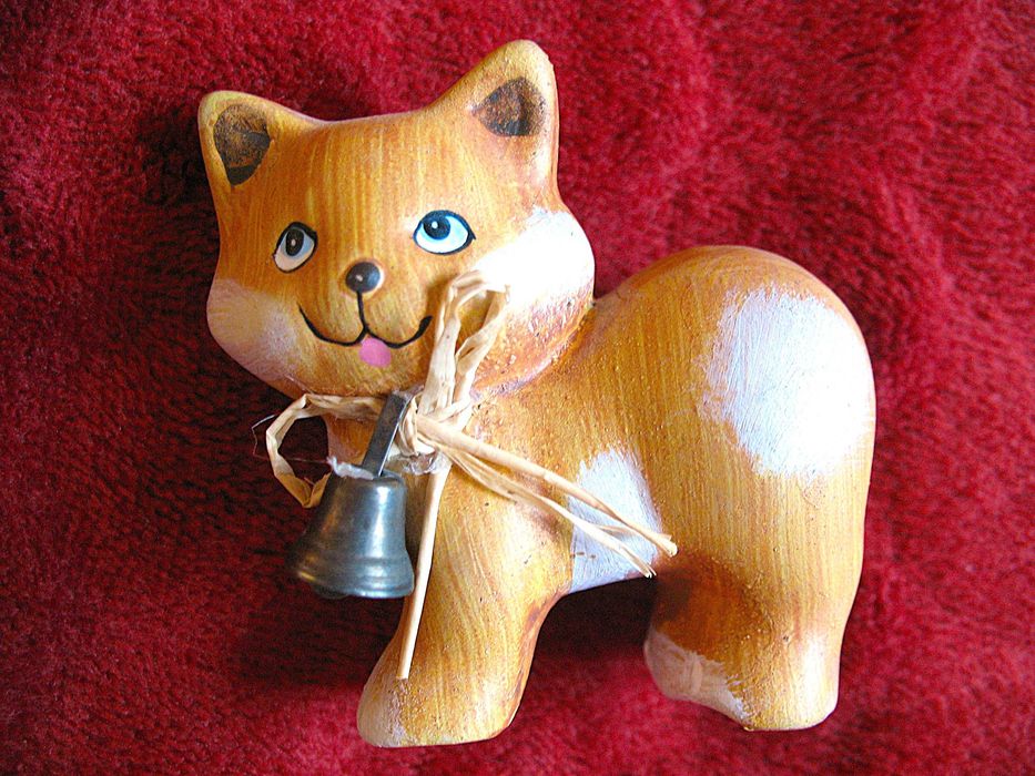 Kot - rudy z dzwoneczkiem - figurka ceramika - 6 x 7 x 3 cm