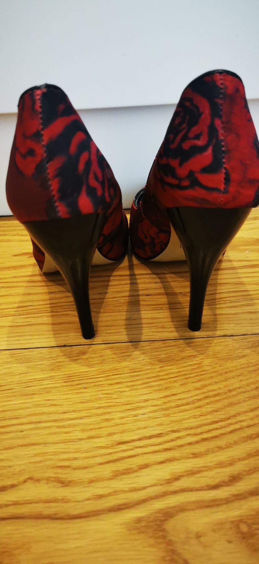 Nowe satynowe szpilki Nine West z lakierowany obcasem r. 36