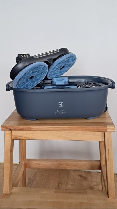 Stacja myjąca Electrolux ze szczotką mopującą