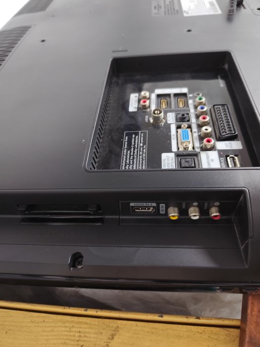 Telewizor LCD Samsung LE32B450 32" z uchwytem do montażu na ścianę
