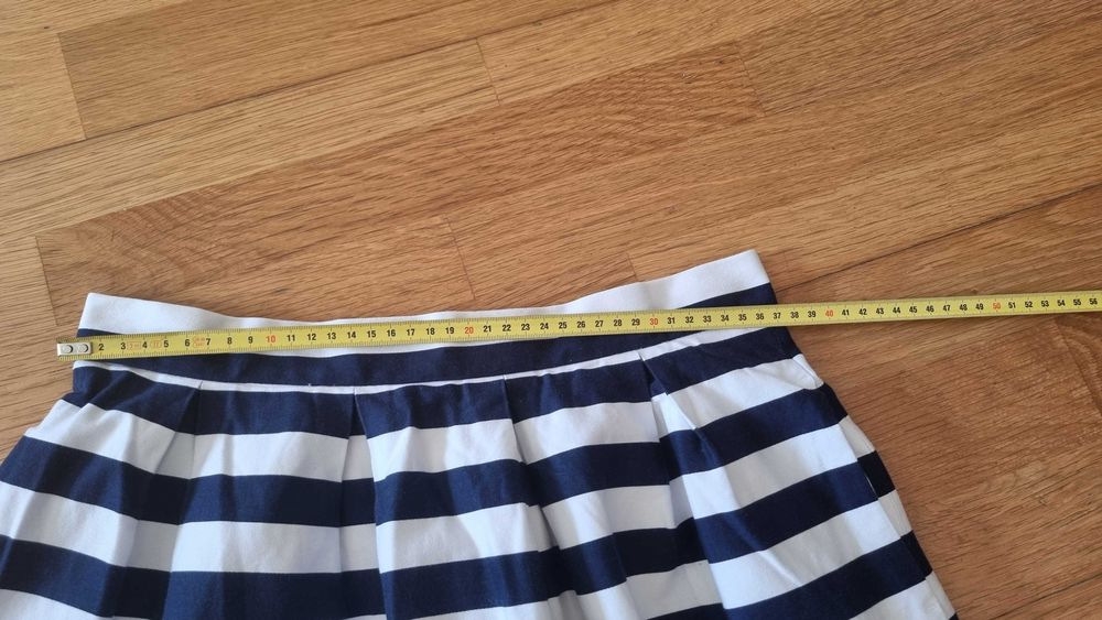 Saia às riscas azuis e  brancas