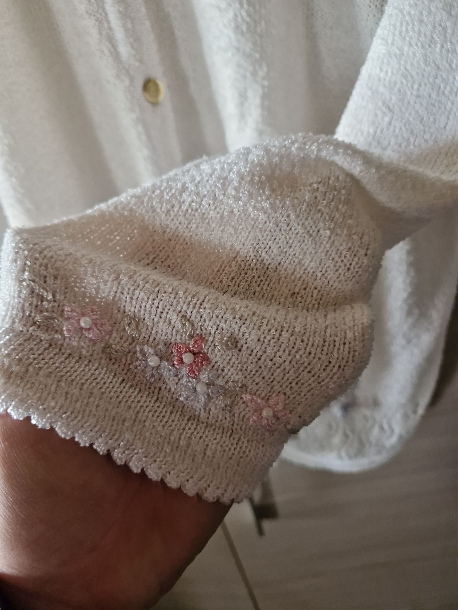 Rozpinany kremowy sweterek z wyszywanymi kwiatkami  Linde Xxl